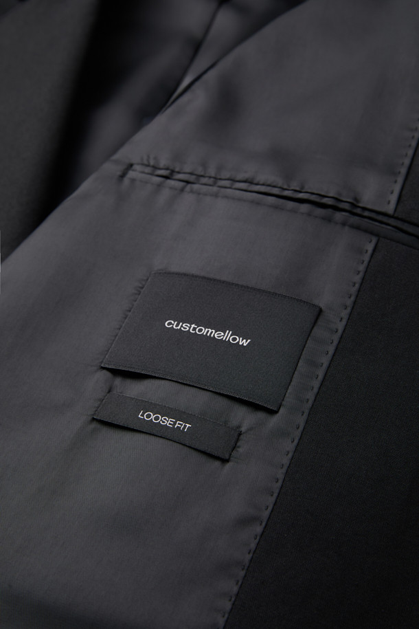 블랙 루즈 핏 코튼 셋업 재킷입니다. 봄, 가을에 어울리는 얇은 두께의 면 소재로 제작되어 편안한 착용감을 선사합니다. 캐주얼, 미니멀, 클래식 스타일을 아우르며, 출근룩 및 비즈니스 캐주얼에 활용하기 좋습니다. 루즈 핏 디자인과 무지 패턴으로 어떤 옷에도 쉽게 매치할 수 있으며, 버튼 여밈 방식과 긴 소매 기장으로 깔끔한 실루엣을 연출합니다. 안감과 패드가 없는 디자인으로 가볍게 걸치기 좋습니다.

