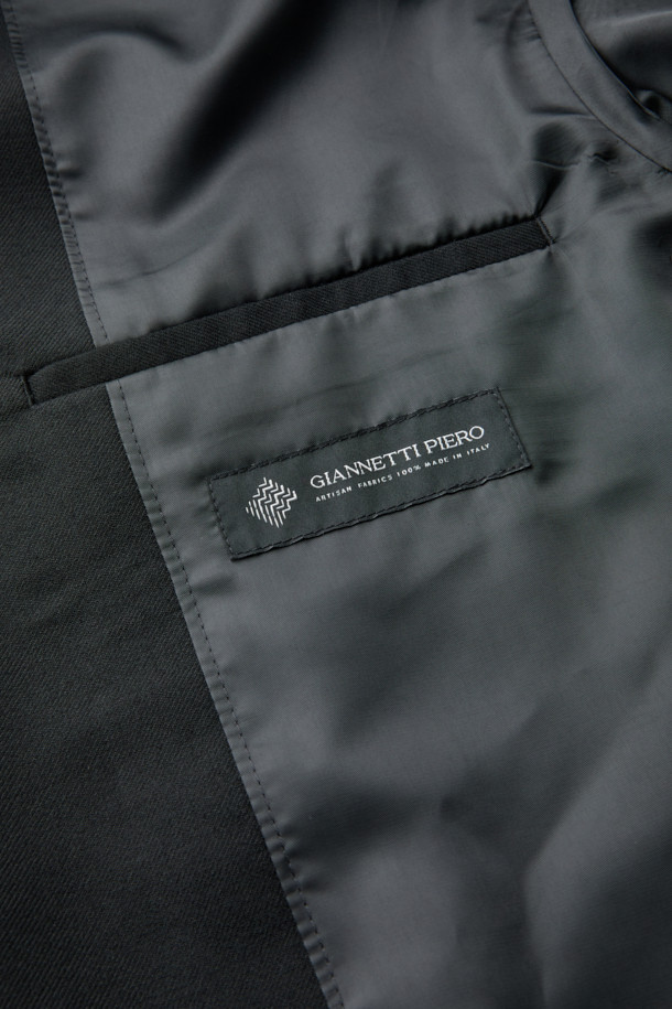 블랙 오버핏 코튼 울 셋업 재킷은 클래식과 베이직 무드를 동시에 연출하는 남성용 재킷입니다. 봄, 가을에 적합하며, 얇은 두께감으로 편안한 착용감을 선사합니다. 면, 울, 린넨 혼방 소재로 제작되어 고급스러운 질감을 자랑하며, 싱글 버튼, 레귤러 기장, 긴 소매 디자인으로 세련된 핏을 완성합니다. 셋업 스타일로 오피스룩, 비즈니스 캐주얼, 모임룩 등 다양한 TPO에 활용 가능하며, 미니멀하고 시크한 스타일을 연출하기 좋습니다. 2mm 어깨 패드와 아웃포켓 디테일이 돋보이는 블레이저 타입의 재킷입니다.
