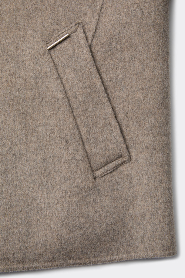 베이지 울 핸드메이드 재킷은 가을과 겨울에 어울리는 남성용 아우터입니다. 미니멀하고 베이직한 스타일로, 부드러운 촉감의 울과 캐시미어 혼방 소재로 제작되어 고급스러운 착용감을 선사합니다. 릴랙스 핏에 레귤러 기장으로 편안하게 착용 가능하며, YKK 2-Way 지퍼 디테일로 실용성을 더했습니다. 출근룩, 비즈니스 캐주얼, 모임룩 등 다양한 TPO에 활용 가능한 클래식, 미니멀, 시크 스타일의 재킷입니다.
