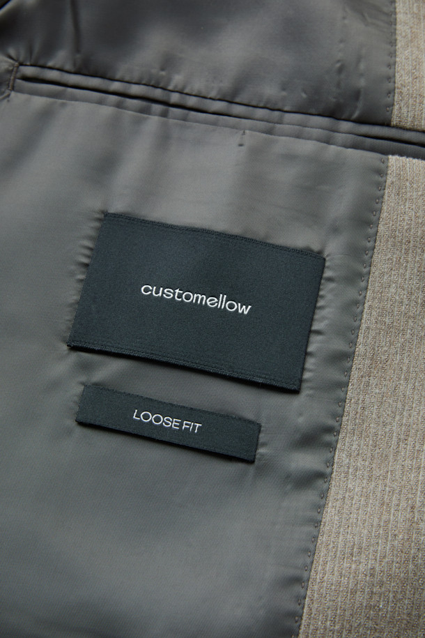 베이지 색상의 루즈 핏 코듀로이 셋업 재킷입니다. 가을과 겨울에 어울리는 두꺼운 두께감으로 보온성을 높였습니다. 싱글 버튼 방식의 블레이저 코트 타입이며, 캐주얼 및 베이직 스타일을 연출하기 좋습니다. 남성용으로, 출근룩, 비즈니스 캐주얼, 모임룩 등 다양한 TPO에 활용 가능합니다. 클래식, 미니멀, 캐주얼 스타일을 즐기는 분들께 추천합니다.
