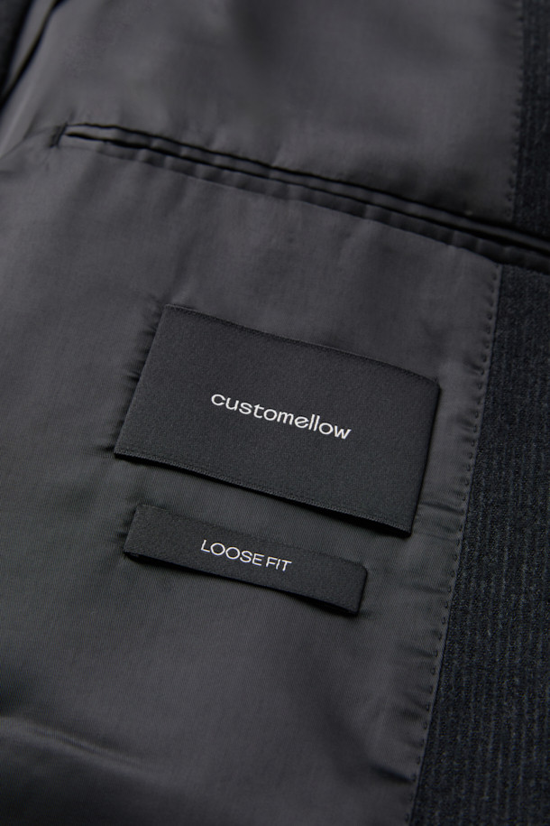 블랙 루즈핏 코듀로이 셋업 재킷은 가을과 겨울, 출근룩과 겨울 데일리룩에 활용하기 좋은 남성용 블레이저입니다. 캐주얼, 미니멀, 클래식 스타일을 아우르는 디자인으로, 무지 패턴의 블랙 컬러가 어떤 옷에도 무난하게 잘 어울립니다. 울, 폴리에스테르, 폴리우레탄, 코듀로이 혼방 소재로 제작되어 부드러운 촉감과 보온성을 제공합니다. 싱글 버튼 여밈과 루즈핏 디자인으로 편안한 착용감을 선사하며, 언컨스트럭티드 셋업 스타일로 세련된 분위기를 연출합니다. 긴 소매 기장의 크롭 재킷으로, 다양한 스타일을 연출할 수 있습니다.
