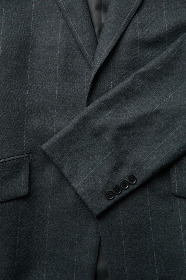 그레이 미드 렝스 스트라이프 셋업 재킷은 남성용 아우터로, 가을과 겨울에 착용하기 좋습니다. 클래식하고 미니멀한 스타일을 추구하는 분들께 적합하며, 오피스룩, 비즈니스 캐주얼, 모임룩 등 다양한 TPO에 활용할 수 있습니다. 릴랙스 핏에 울, 폴리에스테르, 캐시미어, 폴리우레탄 혼방 소재로 제작되어 두께감이 있으며, 허리끈과 벨트 고리로 디테일을 더했습니다. 블레이저 타입의 롱 기장 재킷으로, 세련된 스트라이프 패턴이 특징입니다.
