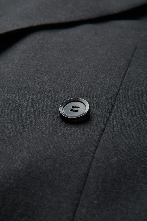 그레이 컬러의 오버사이즈 핏 울 셋업 더블 재킷입니다. 클래식 무드의 무지 디자인으로, 가을과 겨울에 따뜻하게 착용할 수 있습니다. 릴랙스핏과 오버핏으로 편안한 착용감을 선사하며, 피크드 라펠과 더블 버튼, 더블브레스트 디자인이 특징입니다. 오피스룩, 비즈니스 캐주얼, 모임룩 등 다양한 TPO에 활용 가능하며, 미니멀하고 시크한 스타일을 연출하기 좋습니다. 두꺼운 울 소재로 제작되어 보온성이 뛰어나고, 긴 소매 기장으로 안정감을 더합니다.
