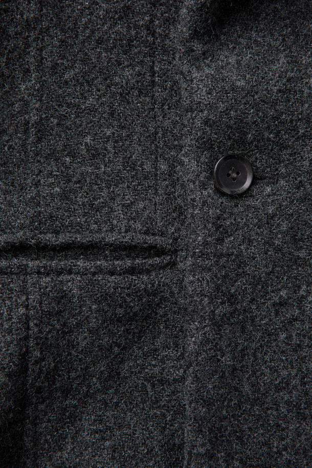 HED MAYNER (헤드 메이너)의 Grey Wool Falling Back 재킷은 모던하면서도 클래식한 스타일을 추구하는 남성을 위한 아우터입니다. 릴랙스 핏으로 편안함을 제공하며, 두꺼운 울 소재와 부드러운 촉감으로 가을과 겨울에 따뜻하게 착용할 수 있습니다. 와이드 피크드 라펠, 구조적인 어깨 패드, 후면 드레이프 디자인이 특징이며, 테일러드 코트 타입으로 오피스룩, 비즈니스 캐주얼, 모임룩 등 다양한 TPO에 활용 가능합니다. 내부 포켓과 큐프라 비스코스 혼방 안감으로 실용성과 고급스러움을 더했습니다. 미니멀하고 시크한 스타일을 선호하는 분들께 추천합니다.
