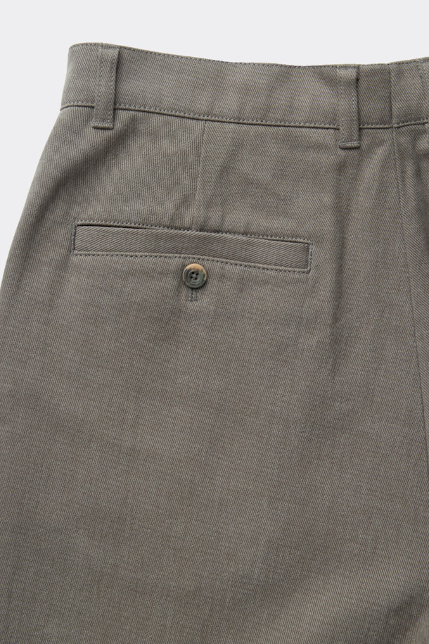 그레이 컬러의 면 100% 소재로 제작된 남성용 코튼 팬츠입니다. 데님과 유사한 다잉 코튼 트윌 소재를 사용하여 내구성과 스타일을 동시에 갖췄습니다. 베이직하고 캐주얼한 스타일로, 봄, 가을 시즌에 활용하기 좋습니다. 스트레이트핏으로 편안한 착용감을 선사하며, 허리 오비에는 메탈 장식이 더해져 포인트를 더했습니다. 출근룩과 비즈니스 캐주얼, 캐주얼, 미니멀, 클래식 스타일 연출에 적합합니다.
