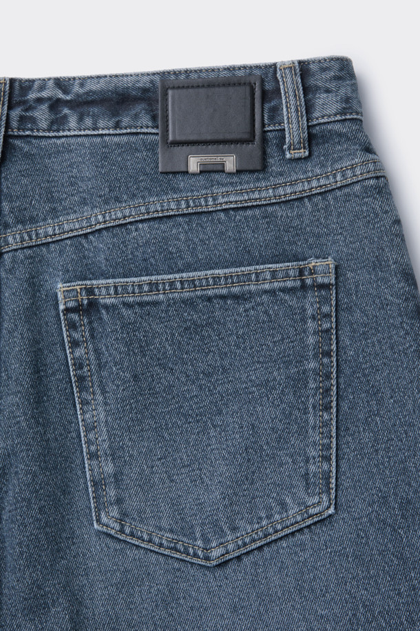 다크 블루 색상의 남성용 스트레이트 핏 데님 팬츠입니다. 사계절 모두 착용 가능하며, 캐주얼, 미니멀, 클래식 스타일을 연출하기 좋습니다. 무지 디자인으로 어떤 상의에도 잘 어울리며, 바이오 워싱, 스톤 워싱, 도밍고 워싱 처리를 거쳐 자연스러운 색감과 부드러운 촉감을 선사합니다. 출근룩이나 데이트룩처럼 다양한 TPO에 활용할 수 있으며, 일자 핏으로 편안하면서도 세련된 실루엣을 완성합니다. 중청 두께감으로 사계절 내내 활용하기 좋습니다.
