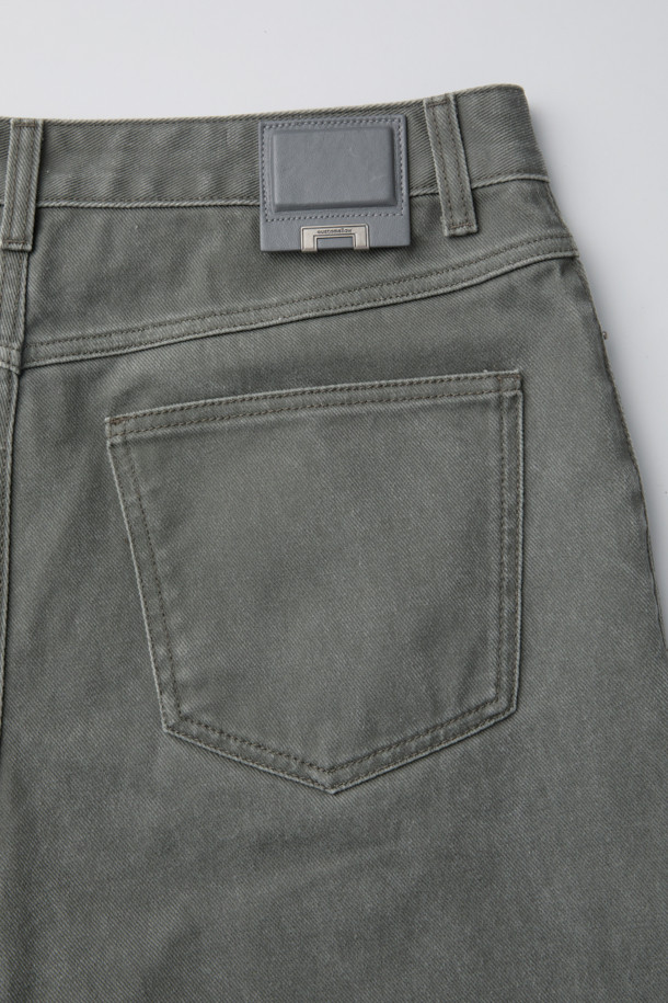 **Green 스트레이트 핏 다잉 팬츠**는 캐주얼, 미니멀, 클래식 스타일을 아우르는 남성용 바지입니다. 톤 다운된 그린 컬러의 면 소재로 제작되어 봄, 가을에 착용하기 좋으며, 일상복과 출근룩 모두 소화 가능한 실용적인 아이템입니다. 스트레이트 핏으로 편안한 착용감을 선사하며, 피그먼트 다잉 및 바이오 워싱 처리하여 자연스러운 색감과 부드러운 촉감을 더했습니다. 무지 디자인으로 어떤 상의와도 쉽게 매치할 수 있어 활용도가 높습니다.
