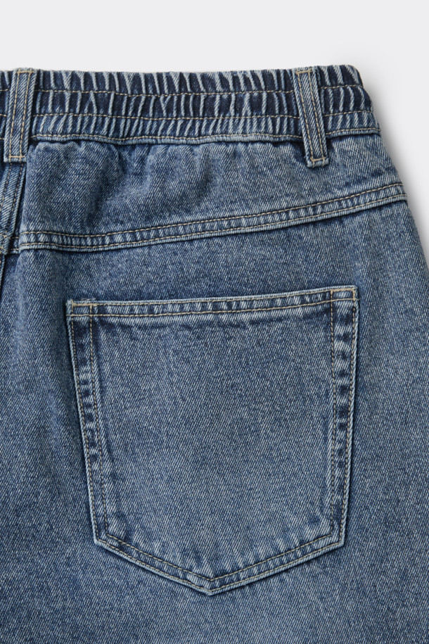 블루 루즈핏 드로우스트링 청바지는 일상, 산책, 캠핑 등 다양한 상황에 어울리는 남성용 데님 팬츠입니다. 루즈핏과 스트레이트 핏으로 편안함을 강조하며, 봄, 가을에 착용하기 좋습니다. 무지 디자인에 피그먼트 워싱과 바이오 워싱 처리를 더하여 자연스러운 멋을 냈습니다. 허리 밴딩과 드로우스트링으로 편안한 착용감을 제공하며, 캐주얼, 미니멀, 시티보이 스타일을 연출하기에 좋습니다.

