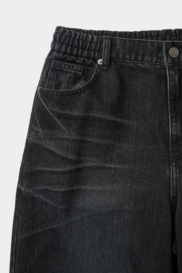 블랙 와이드 핏 엠보 워싱 데님 팬츠는 남성 고객을 위한 캐주얼 스타일의 아이템입니다. 사계절 모두 착용 가능하며, 출근룩과 모임룩에 모두 잘 어울립니다. 넉넉한 와이드 핏으로 편안함을 강조했으며, 스톤 워싱과 엠보 워싱 디테일이 빈티지한 멋을 더합니다. 허리에는 스트링이 있어 사이즈 조절이 용이합니다. 미니멀, 시티보이 스타일을 즐겨 입는 분들께 추천합니다.
