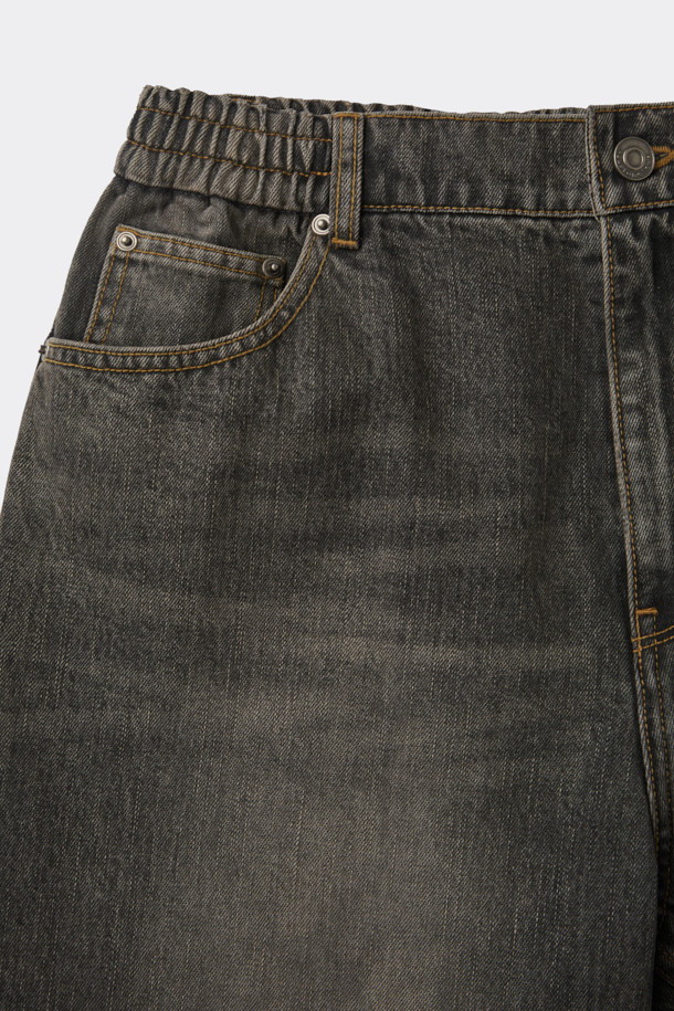 **브라운 와이드 핏 청바지**는 캐주얼, 미니멀, 클래식 스타일을 아우르는 남성 데님 팬츠입니다. 봄, 가을에 적합하며, 넉넉한 와이드 핏과 긴 기장으로 편안함과 스타일을 동시에 제공합니다. 데님 소재에 스톤워싱 및 가먼트다잉 공법을 더해 자연스러운 색감과 빈티지한 매력을 살렸습니다. 스트링 밴딩 처리로 허리 조절이 용이하며, 무지 디자인으로 다양한 상의와 손쉽게 매치할 수 있습니다. 일상에서 편안하게 착용하기 좋은 와이드핏 청바지입니다.
