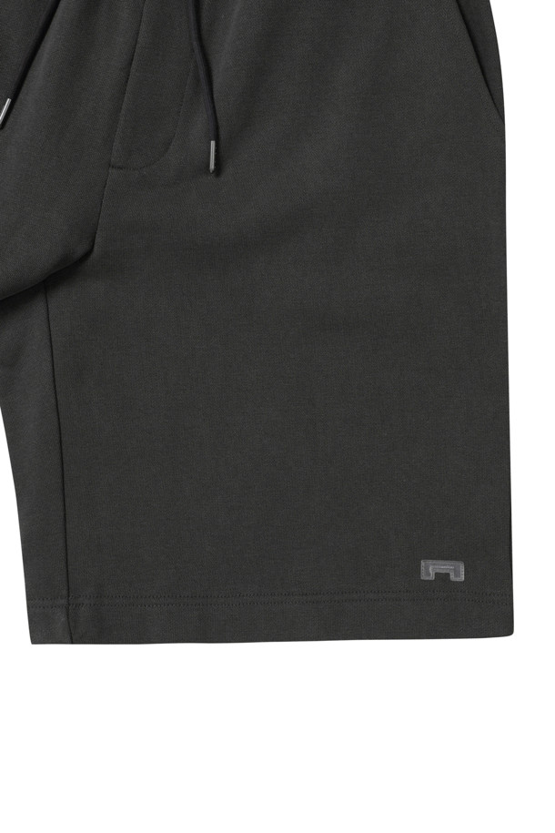 피그먼트 다잉 가공으로 빈티지한 멋을 더한 Grey Dyed 스웻 쇼츠입니다. 면 소재로 제작되어 편안한 착용감을 선사하며, 릴랙스 핏으로 여유로운 실루엣을 연출합니다. 허리 스트링과 브랜드 와펜 장식으로 포인트를 더해 캐주얼하면서도 스포티한 스타일을 완성합니다.
