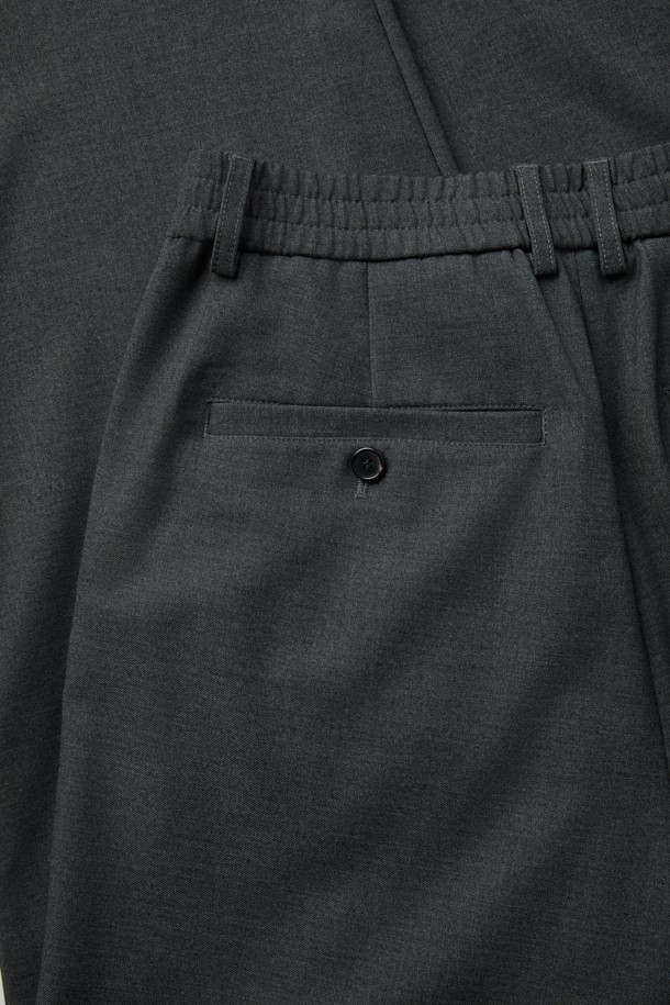 그레이 와이드 핏 팬츠는 남성을 위한 베이직 스타일의 긴 바지입니다. 레이온, 폴리에스테르, 울, 폴리우레탄 혼방 소재로 제작되어 부드러운 촉감을 선사하며, 봄, 가을에 착용하기 좋습니다. 와이드 핏으로 편안함을 강조했으며, 하프 밴딩과 원턱 디테일, 허리 오비 메탈 장식이 특징입니다. 출근룩, 비즈니스 캐주얼, 모임룩 등 다양한 TPO에 활용 가능하며, 클래식, 미니멀, 시크 스타일을 연출하기 좋습니다.
