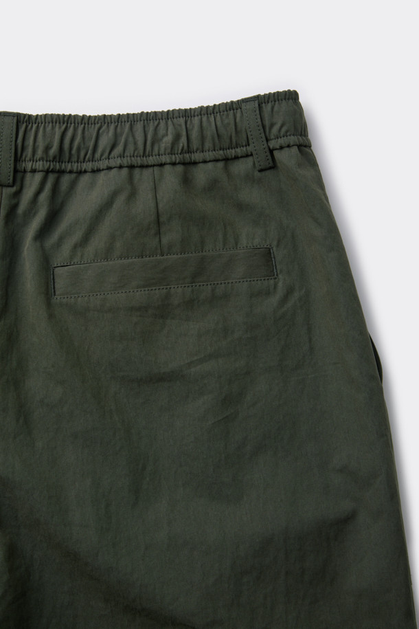 캐주얼 무드의 남성용 카키 플레어 팬츠입니다. 면과 나일론 혼방 소재로 제작되어 봄, 가을에 적합하며, 하프 밴딩으로 편안한 착용감을 제공합니다. 무지 디자인에 긴 기장으로, 미니멀한 스타일을 연출하기 좋습니다. 하단 핏은 스냅과 E-스트링으로 조절 가능하여 다양한 스타일을 연출할 수 있습니다.
