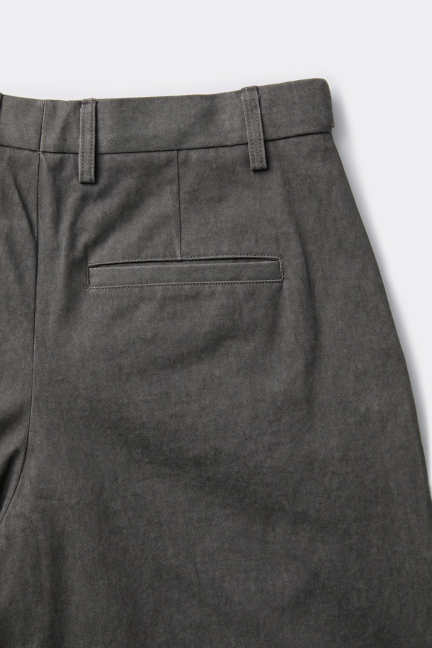 그레이 컬러의 Grey Volume Incision 팬츠는 캐주얼 및 미니멀 스타일을 즐기는 남성 고객을 위한 제품입니다. 면 소재로 제작되어 편안한 착용감을 제공하며, 루즈핏 벌룬핏으로 트렌디한 실루엣을 연출합니다. 절개 라인, 장식 다트, 장식 스티치 등의 디자인 디테일이 돋보이며, 밴딩 처리로 활동성을 높였습니다. 일상에서 편안하게 착용하기 좋은 팬츠입니다.
