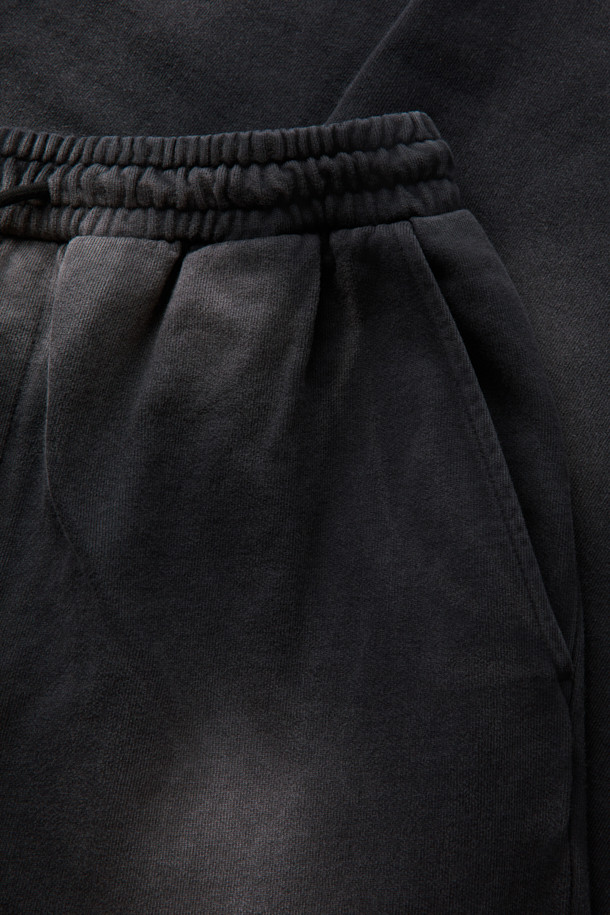 다크 그레이 염색 스웻 팬츠는 편안한 일상과 스타일리시한 연출을 위한 캐주얼룩을 완성합니다. 면 소재의 루즈핏 긴바지로, 집콕룩이나 산책룩에 적합하며 미니멀, 스트리트 스타일을 즐기는 분들께 추천합니다. 다잉 가공과 탈색 브러쉬 가공을 거쳐 빈티지한 멋을 더했으며, 허리 스트링과 밑단 스트링 스토퍼로 핏 조절이 용이합니다. 다크 그레이 컬러는 어떤 상의와도 잘 어울려 활용도가 높습니다.
