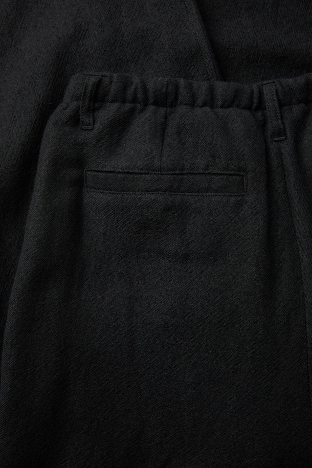 블랙 와이드 핏 거즈 셋업 팬츠는 가을, 겨울 시즌 남성들을 위한 포멀 스타일의 셋업 팬츠입니다. 일본 수입 거즈 조직 소재로 제작되어 부드러운 촉감과 고급스러운 분위기를 선사합니다. 와이드핏으로 편안한 착용감을 제공하며, 원턱 디자인과 스트링 디테일이 더해져 미니멀하면서도 시크한 매력을 더합니다. 오피스룩, 비즈니스 캐주얼, 모임룩 등 다양한 TPO에 활용 가능하며, 클래식한 스타일을 선호하는 분들께 추천합니다. 하프 밴딩 처리로 활동성을 높였습니다.
