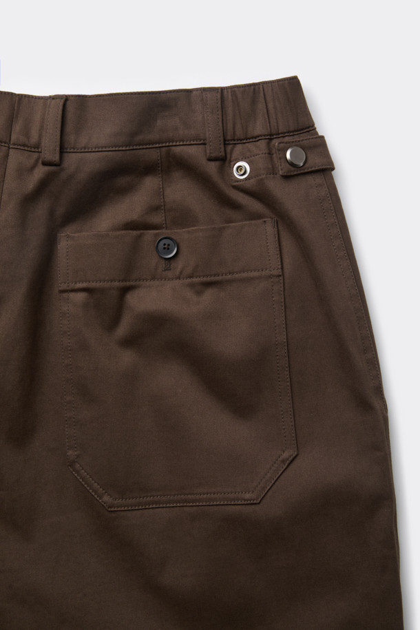 브라운 플랩 디테일 팬츠는 남성용 와이드 팬츠로, 가을과 겨울에 따뜻하게 착용할 수 있습니다. 겉감은 면 소재, 안감은 기모로 제작되어 부드러운 착용감을 선사하며, 신축성이 있어 편안한 활동성을 보장합니다. 루즈핏에 두꺼운 두께감으로 보온성을 높였으며, 무지 패턴에 페이크 플랩 포켓, 다트, 허리 비조 디테일이 더해져 캐주얼하면서도 클래식한 무드를 연출합니다. 출근룩이나 모임룩 등 다양한 TPO에 활용 가능하며, 미니멀한 스타일을 즐기는 분들께 추천합니다.
