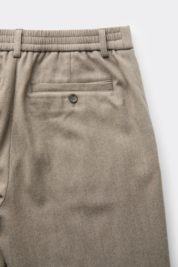 베이지 색상의 루즈핏 코듀로이 셋업 팬츠입니다. 가을과 겨울에 어울리는 두꺼운 두께감으로 포멀 및 클래식 스타일을 연출하기 좋습니다. 울 88%, 폴리에스터 10.1%, 폴리우레탄 1.9%의 혼용률로 제작되었으며, 하프 밴딩으로 편안한 착용감을 제공합니다. 오피스룩, 비즈니스 캐주얼, 모임룩 등 다양한 TPO에 활용 가능하며, 미니멀하고 클래식한 스타일을 선호하는 남성분들께 추천합니다. 셋업으로 출시되어 더욱 간편하게 스타일링을 완성할 수 있습니다.
