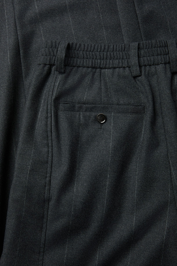 그레이 와이드 핏 원턱 스트라이프 셋업 팬츠는 가을, 겨울 시즌 남성들을 위한 클래식 스타일의 팬츠입니다. 울, 폴리에스테르, 캐시미어, 폴리우레탄 혼방 소재로 제작되어 부드러운 촉감과 편안한 착용감을 선사합니다. 릴랙스 핏에 와이드한 실루엣, 핀턱 디테일, 벨트고리, 버클 허리끈으로 디자인되어 출근룩, 비즈니스 캐주얼, 모임룩 등 다양한 TPO에 활용 가능합니다. 미니멀하고 시크한 분위기를 연출하며, 스트라이프 패턴으로 세련된 포인트를 더했습니다. 벨트 착용이 가능하며, 셋업 스타일링으로 더욱 완성도 높은 룩을 연출할 수 있습니다.
