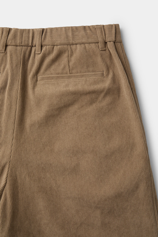 베이지 와이드 핏 원턱 코듀로이 팬츠는 포근한 분위기를 연출하는 남성용 코듀로이 팬츠입니다. 넉넉한 와이드 핏으로 편안한 착용감을 선사하며, 가을과 겨울에 따뜻하게 입을 수 있는 두꺼운 두께감의 코듀로이 소재로 제작되었습니다. 허리 부분은 하프 밴딩 처리되어 활동성을 높이고, 원턱 디테일과 사이드 포켓으로 실용성을 더했습니다. 출근룩이나 모임룩 등 다양한 TPO에 캐주얼, 클래식, 미니멀 스타일로 활용하기 좋습니다. 부드러운 촉감과 베이직한 디자인으로 데일리 팬츠로 손색없습니다.
