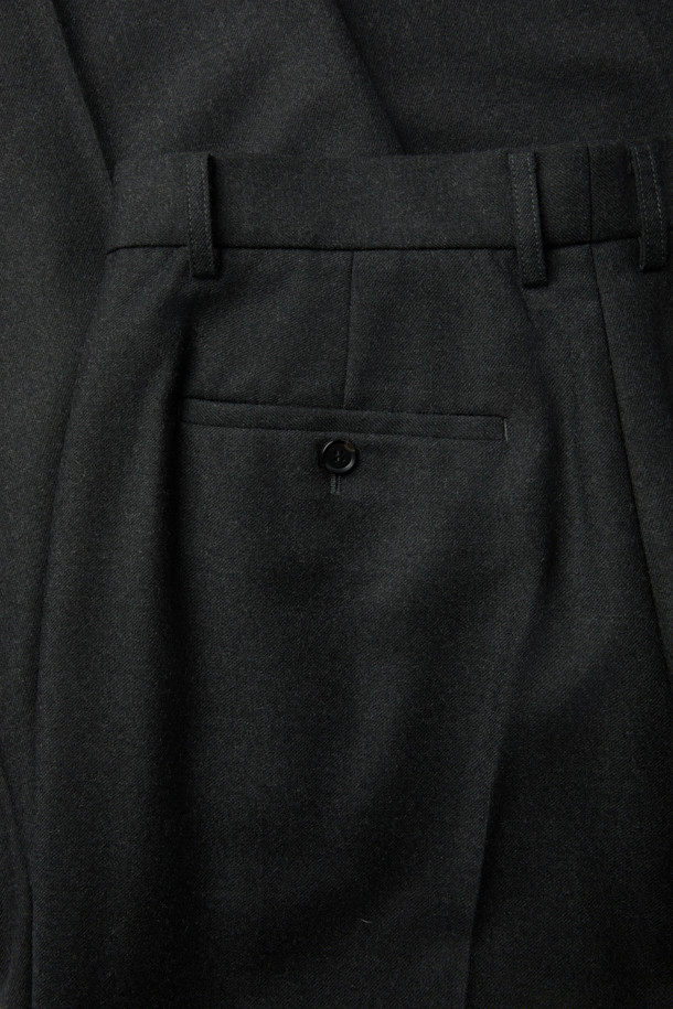 그레이 와이드 핏 울 셋업 팬츠는 가을과 겨울, 오피스룩, 비즈니스 캐주얼, 출근룩을 위한 남성용 울 팬츠입니다. 이탈리아 마르조또사의 고급 원단을 사용하여 제작되었으며, 미니멀하고 클래식한 스타일을 연출합니다. 와이드 핏으로 편안함과 세련된 실루엣을 동시에 제공하며, 두꺼운 두께감으로 따뜻하게 착용할 수 있습니다. 셋업으로 출시되어, 다채로운 스타일링을 완성할 수 있습니다. 무지 디자인으로 어떤 상의와도 쉽게 매치하여 활용도를 높였습니다.