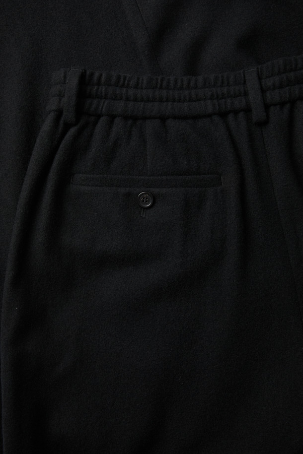 블랙 와이드 핏 턱 울 팬츠는 가을과 겨울에 어울리는 클래식 스타일의 울 팬츠입니다. 넉넉한 루즈핏 와이드 실루엣으로 편안하면서도 시크한 무드를 연출합니다. 턱 디테일과 밑단 스트링으로 디자인 포인트를 더했으며, 히든 스냅 소매로 깔끔함을 강조했습니다. 오피스룩, 출근룩, 모임룩 등 다양한 TPO에 활용 가능하며, 미니멀하고 시크한 스타일을 완성합니다.
