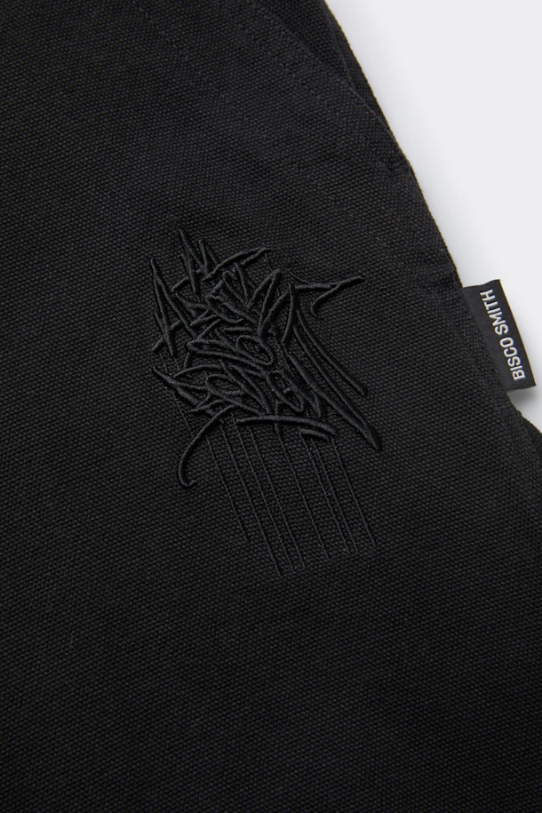 **BISCO SMITH (비스코 스미스) 블랙 코튼 카펜터 팬츠**

BISCO SMITH (비스코 스미스) 블랙 코튼 카펜터 팬츠는 스트릿 스타일을 기반으로, 워크웨어와 캐주얼 무드를 더한 긴 기장의 와이드핏 면 바지입니다. 무릎 부분의 파라슈트 레이어 디자인과 BISCO SMITH 'AsAbove' 자수 디테일이 특징입니다. 고밀도 코튼 소재를 사용하여 튼튼하며, 두꺼운 두께감으로 제작되었습니다. 편안하면서도 개성 있는 스타일을 연출하기에 좋은 아이템입니다.
