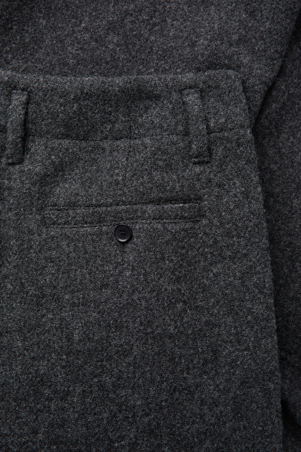 [HED MAYNER] 그레이 울 커브드 팬츠는 모던하고 미니멀한 스타일을 추구하는 남성을 위한 울 팬츠입니다. 가을과 겨울에 어울리는 두꺼운 두께감의 루즈핏 와이드 팬츠로, 부드러운 촉감의 울 소재로 제작되었습니다. 커브드 실루엣과 구조적인 볼륨감이 특징이며, 무릎 다트, 뒷절개 라인, YKK 지퍼 디테일로 완성도를 높였습니다. 출근룩, 비즈니스 캐주얼, 모임룩 등 다양한 TPO에 활용 가능한 클래식하고 시크한 아이템입니다.
