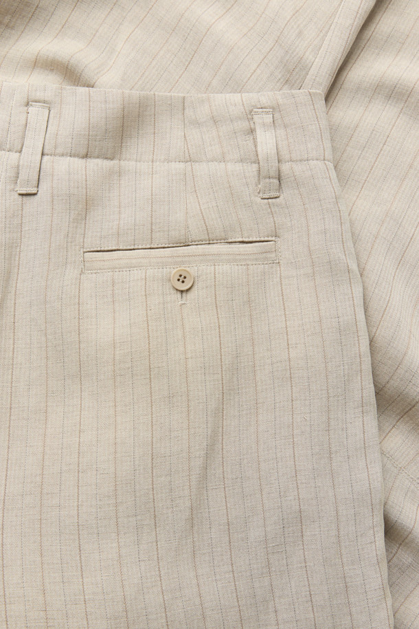 [HED MAYNER] 아이보리 린넨 커브드 팬츠는 미니멀하고 모던한 스타일을 추구하는 남성분들을 위한 제품입니다. 부드러운 린넨과 레이온 혼방 소재로 제작되어 봄, 여름 시즌에 시원하게 착용하기 좋습니다. 와이드 핏과 루즈핏으로 편안한 착용감을 선사하며, 허리선 주름, 무릎 다트 디테일, 뒷절개 라인이 돋보입니다. YKK 지퍼와 사이드, 후면 포켓 디테일로 실용성을 더했으며, 데이트룩, 출근룩 등 다양한 TPO에 활용 가능합니다.
