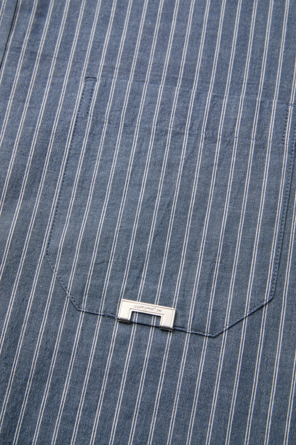 블루 컬러의 오버핏 스트라이프 셔츠입니다. 봄, 여름 시즌에 적합하며, 캐주얼, 미니멀, 클래식 스타일을 연출하기 좋습니다. 부드러운 면 소재로 제작되어 편안한 착용감을 제공하며, 얇은 두께감으로 시원하게 입을 수 있습니다. 차이나 칼라와 롱 슬리브 디자인에 포켓 디테일과 금속 장식이 더해져 포인트를 더했습니다. 남녀 모두 착용 가능한 디자인으로, 일상복으로 활용하기 좋습니다.
