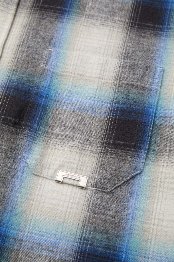 아이보리 오버핏 체크 셔츠는 남성용 상의입니다. 면 소재로 제작되어 봄, 가을에 착용하기 좋으며, 캐주얼, 클래식, 미니멀 스타일을 연출할 수 있습니다. 넉넉한 오버핏에 긴 소매, 카라넥 디자인이 특징이며, 출근룩이나 비즈니스 캐주얼에도 활용 가능합니다. 아이보리 및 블루 컬러의 체크 패턴과 포켓 디테일, 금속 장식이 포인트입니다. 레귤러 기장으로 다양한 하의와 매치하기 용이합니다.
