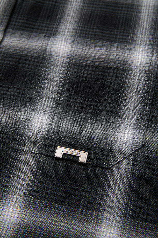 블랙 오버핏 체크 셔츠는 캐주얼한 무드를 연출하는 남성용 셔츠입니다. 가을, 겨울 시즌에 어울리는 두께감의 면 소재로 제작되었으며, 톤온톤 블랙과 그레이 컬러의 체크 패턴이 특징입니다. 넉넉한 오버핏으로 편안한 착용감을 제공하며, 카라 디자인과 긴 소매 기장으로 클래식한 느낌을 더했습니다. 출근룩과 모임룩 모두 활용 가능하며, 포켓 디테일과 금속 장식이 포인트로 더해져 미니멀하면서도 세련된 스타일을 완성합니다.
