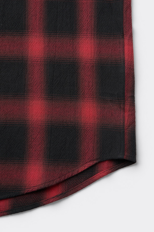 레드 오버핏 체크 셔츠는 남성용 상의입니다. 가을, 겨울 시즌에 어울리는 면 소재의 셔츠로, 레드와 블랙 컬러의 체크 패턴이 특징입니다. 넉넉한 오버핏으로 캐주얼한 스타일을 연출하며, 출근룩이나 모임룩에 활용하기 좋습니다. 카라 디자인과 긴 소매 기장, 포켓 디테일과 금속 장식이 포인트입니다.
