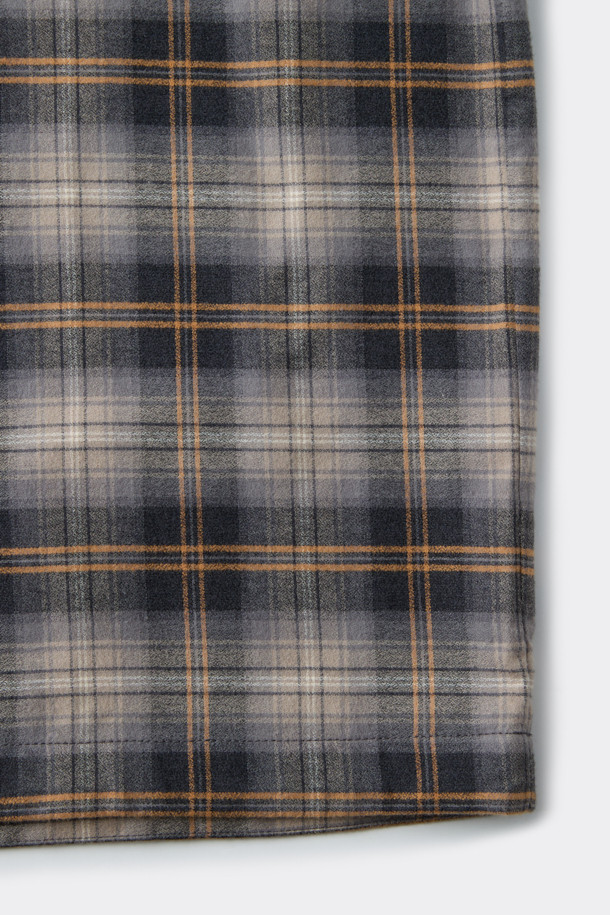 오렌지 색상과 브라운 컬러가 조화로운 오버핏 스트링 체크 셔츠입니다. SOMELOS 유럽 수입 면 원단을 사용하여 부드러운 촉감을 선사하며, 봄, 가을 시즌에 착용하기 좋습니다. 차이나칼라와 긴 소매, 레귤러 기장으로 깔끔한 핏을 연출하며, 캐주얼한 스타일을 완성합니다. 스트링 디테일과 체스트 포켓, 와펜 포인트가 더해져 개성 있는 데이트룩, 여행룩을 연출해보세요. 셔츠 하나만으로 캐주얼, 클래식, 미니멀 무드를 모두 소화할 수 있습니다.
