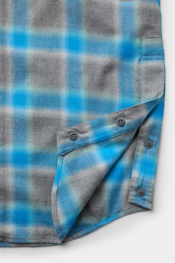 블루 오버사이즈 핏 레이어드 체크 셔츠는 캐주얼, 클래식, 미니멀 스타일을 즐기는 남성분들을 위한 제품입니다. 봄, 가을에 어울리는 긴 소매 셔츠로, 일상과 데이트룩, 봄 소풍룩에 모두 활용 가능합니다. SOMELOS 유럽 수입 옴브레 체크 원단, 코튼 100% 소재로 제작되어 부드러운 촉감을 선사합니다. 레이어드 카라와 사이드 슬릿, 후면 절개 디테일이 돋보이며, 오버핏으로 편안한 착용감을 제공합니다.
