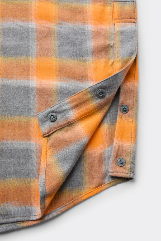 오렌지 오버사이즈 핏 레이어드 체크 셔츠는 남성 고객을 위한 캐주얼 스타일의 셔츠입니다. 가을과 겨울에 어울리는 긴소매 디자인으로, 옴브레 체크 패턴이 특징입니다. SOMELOS 유럽 수입 면 원단을 사용하여 제작되었으며, 오버핏과 레이어드 카라, 사이드 슬릿, 후면 절개 디테일이 돋보입니다. 여유로운 핏감으로 편안하게 착용 가능하며, 캐주얼, 클래식, 미니멀 스타일을 연출하기 좋습니다. 그레이 컬러도 함께 제공됩니다.
