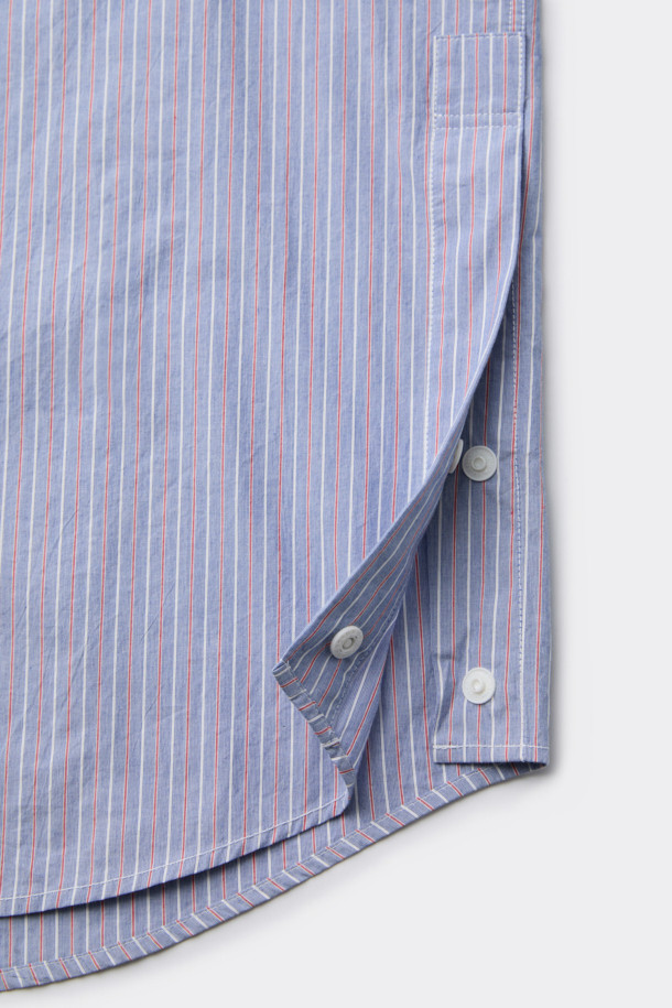 블루 오버사이즈 핏 슬릿 카라 롱 셔츠는 남성용 셔츠로, 봄, 가을에 착용하기 좋습니다. 베이직하고 캐주얼한 스타일로, 데이트룩이나 봄 소풍룩에 적합합니다. 얇은 두께의 면 소재로 제작되어 편안한 착용감을 선사하며, 긴 소매와 스트라이프 패턴이 특징입니다. 슬릿넥 디자인과 사이드 슬릿 디테일이 돋보이며, 오버핏으로 트렌디한 스타일을 연출합니다. 캐주얼, 미니멀, 클래식 스타일을 즐겨 입는 분들께 추천합니다.
