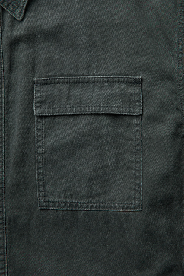 그레이 더블 포켓 데님 셔츠는 남성들을 위한 캐주얼하고 빈티지한 스타일의 상의입니다. 봄, 가을에 어울리는 릴랙스 핏의 긴 소매 셔츠로, 아우터처럼 걸쳐 입을 수 있습니다. 무지 패턴의 면 소재로 제작되었으며, 가슴 부분의 더블 포켓 디테일과 스냅 버튼이 특징입니다. 피그먼트 다잉 처리로 빈티지한 멋을 더했으며, 밑단 스트링으로 다양한 스타일 연출이 가능합니다. 데이트룩, 캠핑룩 등 다양한 TPO에 미니멀하게 활용하기 좋습니다.
