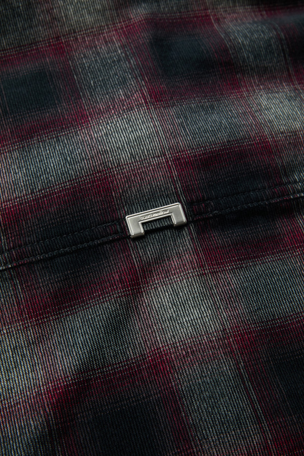 레드 스트링 체크 아우터 셔츠는 남성용 셔츠로, 봄, 가을에 캐주얼하게 연출하기 좋습니다. 레드와 블랙 컬러의 체크 패턴이 돋보이며, 오버핏으로 편안한 착용감을 선사합니다. 카라넥 디자인에 긴 소매 기장으로 제작되었으며, 체스트 포켓과 밑단 스트링 디테일로 포인트를 더했습니다. 데이트룩, 봄 소풍룩, 캐주얼, 미니멀, 시티보이 스타일을 즐기는 분들께 추천합니다. 밑단 스트링으로 핏 조절이 가능하여 다양한 스타일을 연출할 수 있습니다.
