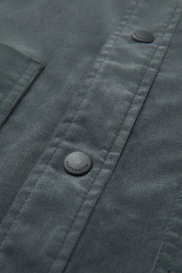 그레이 컬러의 코듀로이 아우터 셔츠입니다. 부드러운 코튼, 폴리우레탄, 코듀로이 혼방 소재로 제작되어 가을, 겨울철 따뜻하게 착용할 수 있습니다. 오버핏 크롭 기장으로 트렌디한 스타일을 연출하며, 밑단 스트링 조절 기능과 전면 체스트 포켓 디테일이 돋보입니다. 캐주얼, 미니멀, 클래식 스타일을 즐기는 남성분들께 출근룩, 모임룩으로 추천합니다. 긴 소매 기장으로 다양한 룩에 활용하기 좋습니다.
