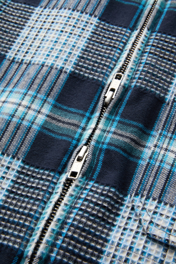 블루 체크 집업 아우터 셔츠는 남성 고객을 위한 캐주얼 스타일의 상의입니다. 봄, 가을에 적합하며, 베이직한 디자인으로 다양한 룩에 활용하기 좋습니다. 릴랙스핏으로 편안한 착용감을 선사하며, 칼라넥 라인과 긴 소매가 특징입니다. YKK 2-Way 지퍼, 체스트 포켓, 사이드 포켓을 갖춰 실용성을 높였으며, SOMELOS 유럽 수입 면 원단을 사용하여 고급스러운 촉감을 느낄 수 있습니다. 데이트룩, 봄 소풍룩 등 다양한 TPO에 활용 가능하며, 캐주얼, 클래식, 미니멀 스타일을 모두 소화할 수 있는 매력적인 아이템입니다.
