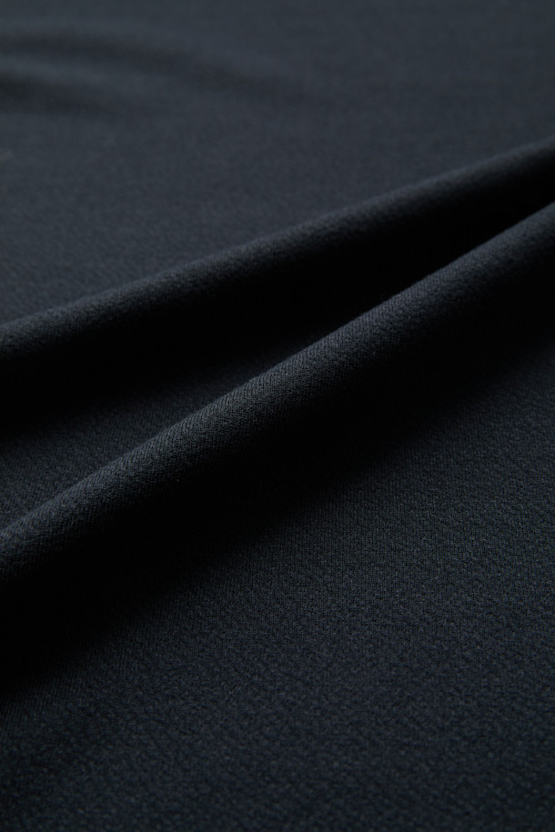 블랙 텍스처 티셔츠는 남성용으로, 미니멀, 클래식, 캐주얼 스타일을 아우르는 베이직한 디자인의 긴소매 티셔츠입니다. 폴리에스테르 소재로 제작되어 사계절 내내 착용 가능하며, 부드러운 촉감이 특징입니다. 레귤러 핏과 라운드넥 디자인으로 편안한 착용감을 선사하며, 자카드 패턴으로 은은한 포인트를 더했습니다. 사이드 라벨 디테일이 돋보이는 이 티셔츠는 일상복으로 활용하기 좋습니다.
