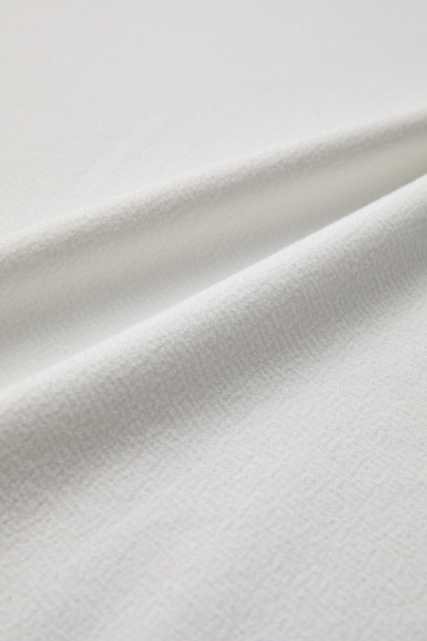 화이트 텍스처 티셔츠는 남성용으로, 베이직한 스타일을 추구하는 분들께 적합합니다. 얇은 두께감과 부드러운 촉감의 폴리에스테르 소재로 제작되어 편안한 착용감을 선사합니다. 라운드넥, 긴 소매, 레귤러 핏 디자인으로, 사계절 내내 활용하기 좋습니다. 자가드 패턴으로 은은한 멋을 더했으며, 사이드 라벨 디테일로 완성도를 높였습니다. 미니멀, 클래식, 캐주얼 스타일을 즐겨 입는 분들에게 추천합니다.
