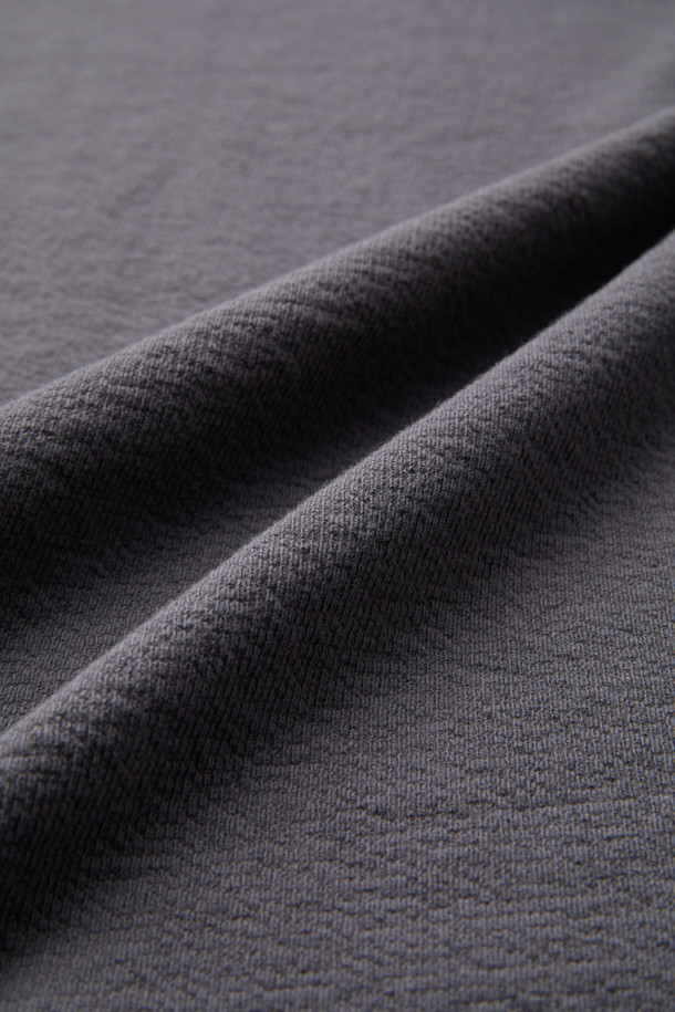 그레이 텍스처 티셔츠는 남성을 위한 베이직 스타일의 긴소매 티셔츠입니다. 봄, 가을에 적합하며, 부드러운 면 소재로 제작되어 편안한 착용감을 선사합니다. 레귤러 핏에 라운드넥 디자인으로, 일상적인 활동에 부담 없이 착용할 수 있습니다. 얇은 두께감과 무지 패턴은 미니멀, 클래식, 캐주얼 등 다양한 스타일에 활용하기 좋습니다. 사이드 라벨 디테일로 깔끔함을 더했습니다.
