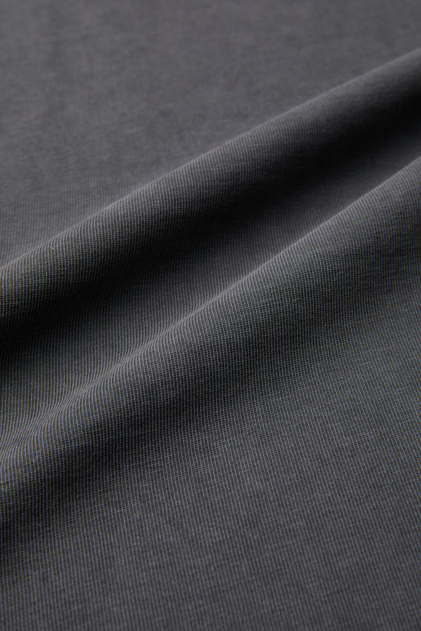 그레이 컬러의 다잉 기법으로 빈티지한 멋을 살린 릴렉스핏 긴소매 티셔츠입니다. 봄, 가을 시즌에 활용하기 좋으며, 부드러운 면 소재로 제작되어 편안한 착용감을 선사합니다. 라운드넥 디자인에 캐주얼, 미니멀, 클래식 스타일을 모두 아우르는 디자인으로, 산책룩과 같은 일상적인 TPO에 적합합니다. 가슴 부분에는 브랜드 로고 자수 디테일이 더해져 은은한 포인트를 줍니다.
