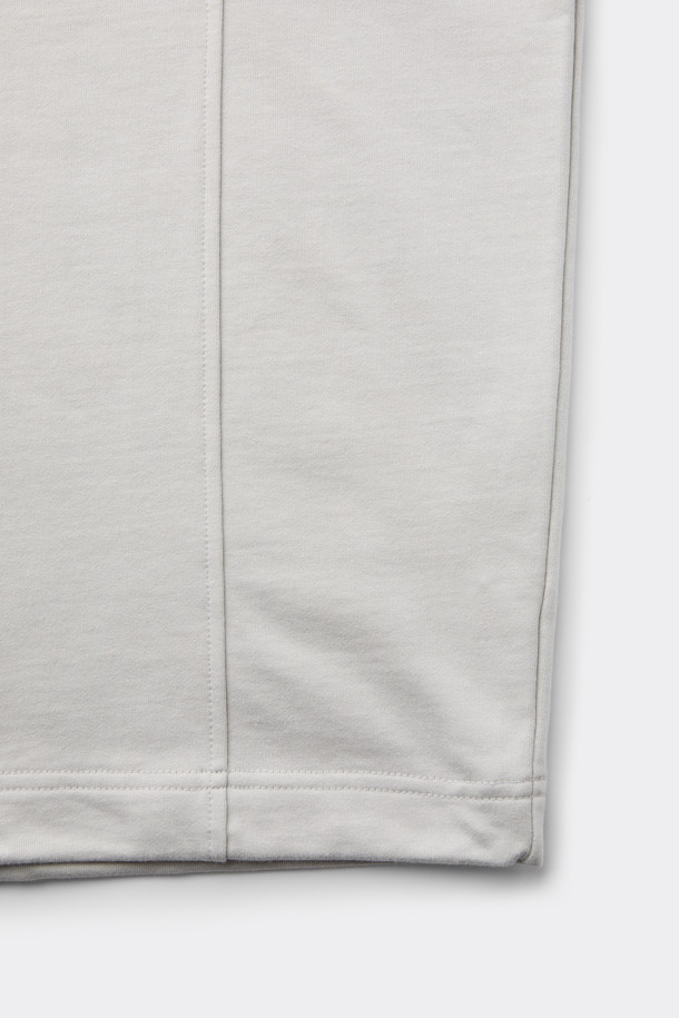 그레이 스웨트 폴로입니다. 부드러운 촉감의 면 100% 소재로 제작되어 편안한 착용감을 선사합니다. 립 카라 디테일과 긴소매 디자인이 특징이며, 오버핏으로 캐주얼하고 베이직한 스타일을 연출합니다. 밑단 스트링으로 핏 조절이 가능하며, 사이드 포켓이 있어 실용성을 더했습니다. 캠핑룩, 산책룩 등 어떤 TPO에도 잘 어울리는 데일리 아이템입니다.
