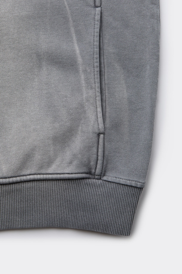 그레이 염색 스웨트셔츠는 캐주얼과 미니멀, 레트로 스타일을 즐기는 분들을 위한 아이템입니다. 릴랙스 핏에 두꺼운 면 소재로 제작되어 탄탄한 촉감을 선사하며, 봄, 가을, 겨울 모두 착용 가능합니다. 빈티지한 무드를 더하는 썰파 다잉과 브러쉬 탈색 기법, 밑단과 소매 시보리, 사이드 포켓 디테일이 특징입니다. 라운드넥 디자인으로 다양한 룩에 매치하기 좋으며, 집콕룩, 산책룩, 캠핑룩 등 편안한 TPO에 활용하기 좋습니다.
