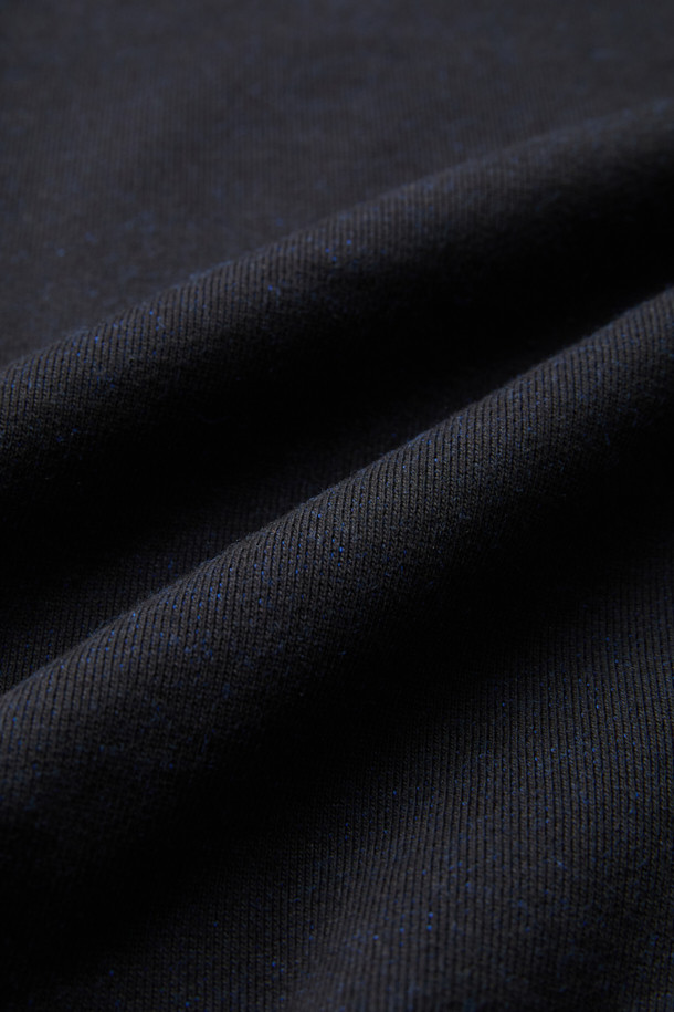 블랙 투톤 스웨트셔츠는 가을, 겨울 시즌에 어울리는 베이직 스타일의 상의입니다. 면 소재의 탄탄한 촉감과 오버핏으로 편안한 착용감을 선사하며, 라운드넥과 긴 소매 디자인으로 제작되었습니다. 집콕룩, 캠핑룩 등 다양한 TPO에 활용 가능하며, 캐주얼, 미니멀, 클래식 스타일을 연출하기 좋습니다. 시보리 디테일과 이중직 원단으로 제작되어 퀄리티를 높였습니다.
