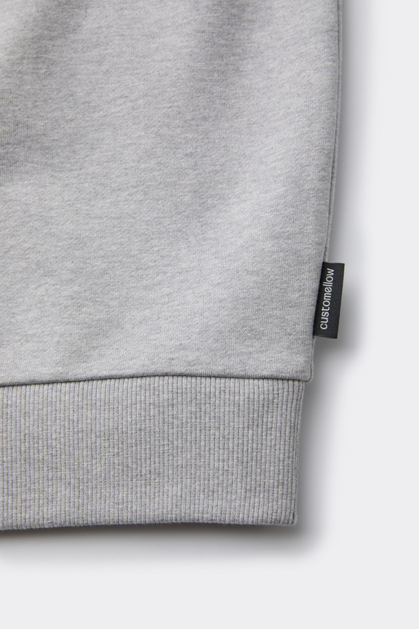 그레이 그래픽 스웨트셔츠는 남성을 위한 캐주얼 스타일의 상의입니다. 가을, 겨울 시즌에 어울리는 두꺼운 두께감의 면 소재로 제작되었으며, 릴랙스 핏으로 편안한 착용감을 선사합니다. 라운드넥 디자인에 그래픽과 자수 무늬가 돋보이며, 시보리 디테일이 더해져 완성도를 높였습니다. 캠핑룩이나 집콕룩, 미니멀, 시티보이 스타일을 즐기는 분들께 추천하는 아이템입니다. 긴 소매 기장으로 간절기부터 한겨울까지 따뜻하게 입을 수 있습니다.
