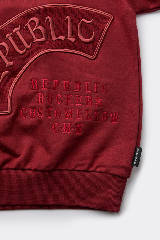 선명한 레드 컬러가 돋보이는 그래픽 스웨트셔츠입니다. 남녀 모두 착용 가능한 릴랙스 핏으로, 캐주얼 및 스포티 스타일을 연출하기 좋습니다. 두꺼운 면 소재로 제작되어 가을, 겨울 시즌에 따뜻하게 입을 수 있으며, 탄탄한 촉감이 특징입니다. 라운드넥 디자인에 긴 소매 기장으로 편안함을 더했으며, 시보리 및 자수 디테일이 포인트를 더합니다. 캠핑룩, 집콕룩 등 다양한 TPO에 활용 가능하며, 미니멀한 스타일 연출에도 용이합니다.
